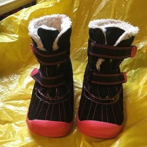 Girls Carter’s snow boots size 8